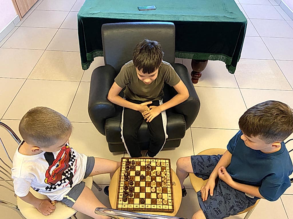 Дети играют в шахматы Дети играют в шахматы